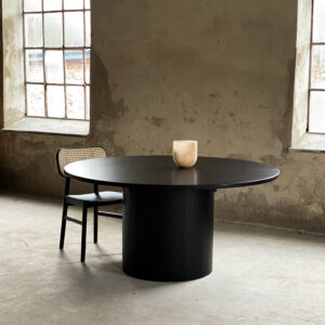 Circle matbord 180 svartbetsad ek Ett inbjudande & smakfullt runt matbord i skandinavisk design, tillverkat i massiv ek, vilket gör att bordet känns genuint och äkta. Det runda massiva matbordet med iläggsskivor är verkligen flexibelt och inbjuder till stora sammankomster. Massiv ek används vid tillverkning av högkvalitativa möbler på grund av ekens hållbarhet och naturliga skönhet. Toppskiva i massiv ek, pelare i massiv ek & plywood, svartbetsad yta. Pelarens diameter 65cm. Höjd 74cm. Ek är ett levande material med naturliga rörelser. Över tid, påverkat av ljus & luftfuktighet, kan nyans & mognad förändras
