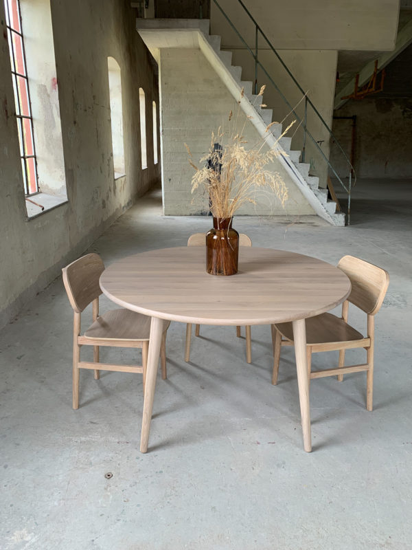 Detta bord är en tidlös och klassisk möbel som utstrålar både charm och hållbarhet. Tillverkat av högkvalitativt trä ger detta matbord en känsla av värme och naturlighet i ert hem. De stadiga benen ger stabilitet och säkerhet, samtidigt som de bidrar till den eleganta estetiken. Med sitt enkla och ändå stilfulla design blir detta matbord en vacker och funktionell mittpunkt i ert hem, där minnen skapas och delas vid varje måltid. Ek är ett levande material med naturliga rörelser. Över tid, påverkat av ljus & luftfuktighet, kan nyans & mognad förändras. Massiv whitewashed ek, vitoljad yta, tvådelad skiva. Avståndet mellan bordsbenen är 82cm Iläggsskivan är 50cm.