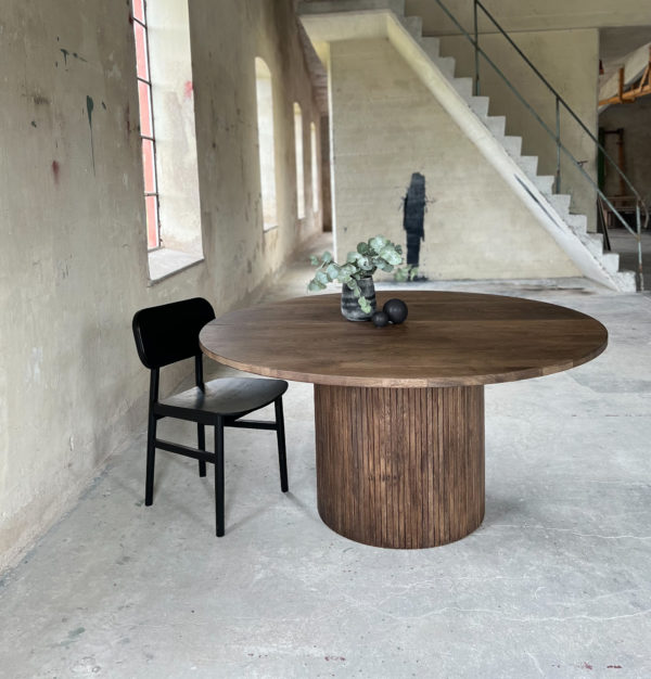 Circle dining table 130 with Smoked solid oak extension leaves. An inviting & tasteful round dining table in Scandinavian design, made of solid oak, which makes the table feel genuine and authentic. The round solid dining table with extension leaves is really flexible and invites to large gatherings. Solid oak is used in the manufacture of high-quality furniture because of its durability and natural beauty. Solid oak top, solid oak & plywood columns, smoked oiled finish. Additional panels 2x45 cm Pillar diameter 50cm. Height 74 cm. Oak is a living material with natural movements. Over time, influenced by light & humidity, shade & maturity can change