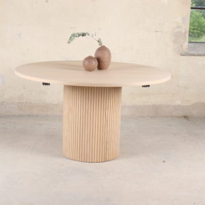 Circle matbord Ett inbjudande & smakfullt runt matbord i skandinavisk design, tillverkat i massiv ek, vilket gör att bordet känns genuint och äkta. Massiv ek används vid tillverkning av högkvalitativa möbler på grund av ekens hållbarhet och naturliga skönhet. Toppskiva i massiv ek, pelare i massiv ek & plywood. Iläggsskivorna är 45 cm/ skiva Ek är ett levande material med naturliga rörelser. Över tid påverkat av ljus & luftfuktighet, kan ryans & mognad förändras.