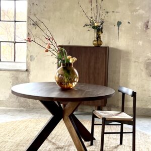 Round dining table with a stylish base and a durable design on which the table top rests. Depending on which chair you add to the table, you can sit about 5-6 people and another 2 per additional plate. Veneered smoked oak. Insert plate 45cm x 2pcs. Height 76 cm.