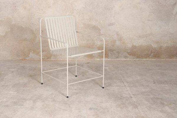 Cannes stol- är en vacker & minimalistisk serie i fin design, tillverkad i förzinkat/pulverlackerat stål. Att placeras som en stilig solitär eller skapa en ljuvlig utomhusmiljö tillsammans med övriga möbler i serien, såsom soffor, stolar & fåtöljer.
