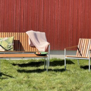Breeze Soffa i Teak- är en modern teakserie.  Där den läckra designen, är en mix mellan det rustika och det eleganta. Den skandinaviska designen är mycket tilltalande och tillverkas i ett material som är estetiskt, hållbart & slitstarkt i form av teak och galvaniserat stål.