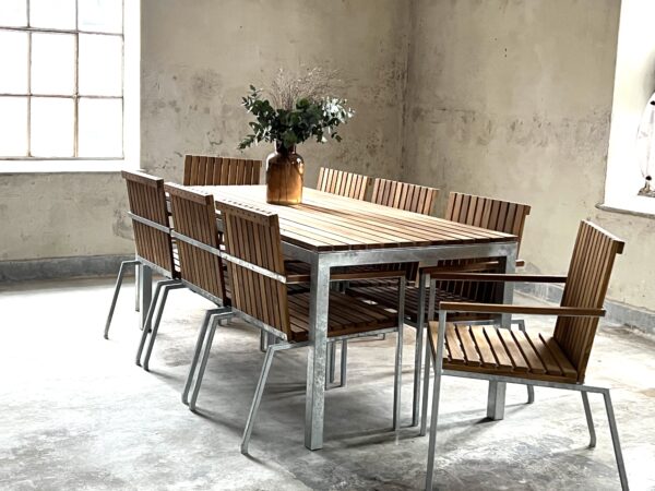 Breeze Matbord i Teak- är en modern teakserie.  Där den läckra designen, är en mix mellan det rustika och det eleganta. Den skandinaviska designen är mycket tilltalande och tillverkas i ett material som är estetiskt, hållbart & slitstarkt i form av teak och galvaniserat stål.