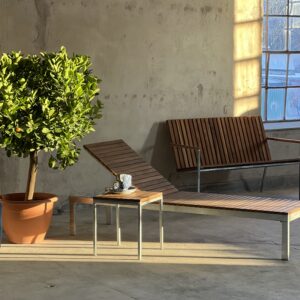 Breeze Teak- är en modern teakserie.  Där den läckra designen, är en mix mellan det rustika och det eleganta. Den skandinaviska designen är mycket tilltalande och tillverkas i ett material som är estetiskt, hållbart & slitstarkt i form av teak och galvaniserat stål.