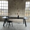 Flinta- Rektangulärt matbord tillverkat i svartbetsad ekfaner Svart metall-underrede.