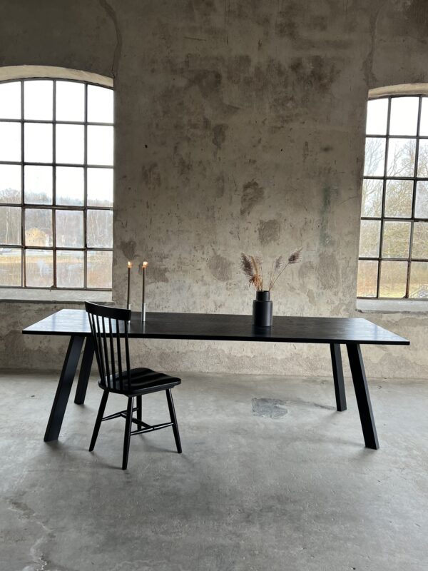 Flinta- Rektangulärt matbord tillverkat i svartbetsad ekfaner Svart metall-underrede.