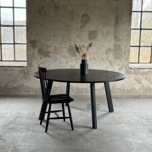 Flinta- Runt matbord tillverkat i svartbetsad ekfaner Svart metall-underrede.