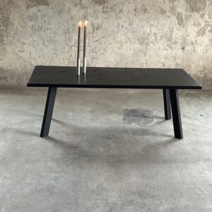 Flinta Rektangulärt bord i ekfaner med underrede i svart stål
