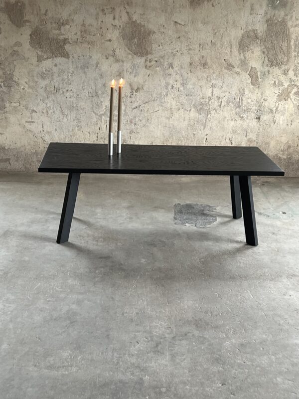 Flinta Rektangulärt bord i ekfaner med underrede i svart stål