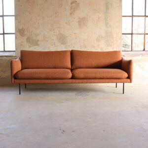 Mavis 3 sits soffa. Tygsoffa i stilren och smakfull design