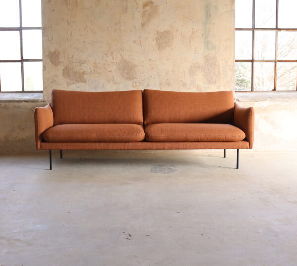Mavis 3 sits soffa. Tygsoffa i stilren och smakfull design