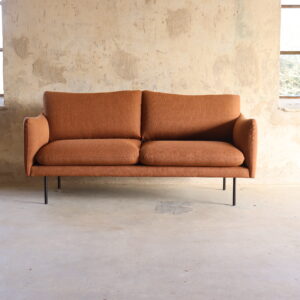 Mavis 2 sits soffa. Tygsoffa som är stilren och elegant i designen